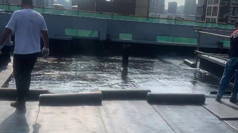 防水卷材热熔法施工，基层处理有哪些要求？**